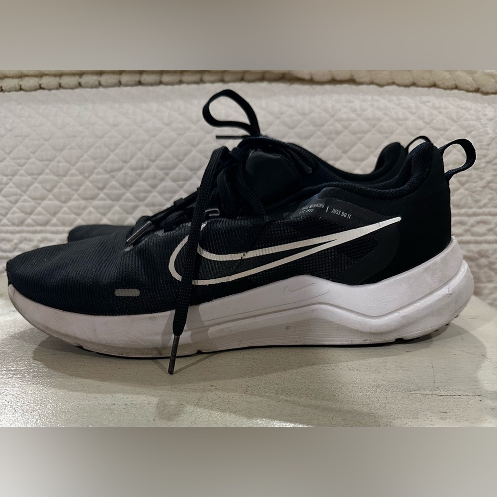 Men’s Black Nike Running Shoe Size 8.5 (used)